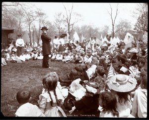 Děti sledující baviče na Arbor Day v Tompkins Square Park, New York, 1904 (stříbrný želatinový tisk)